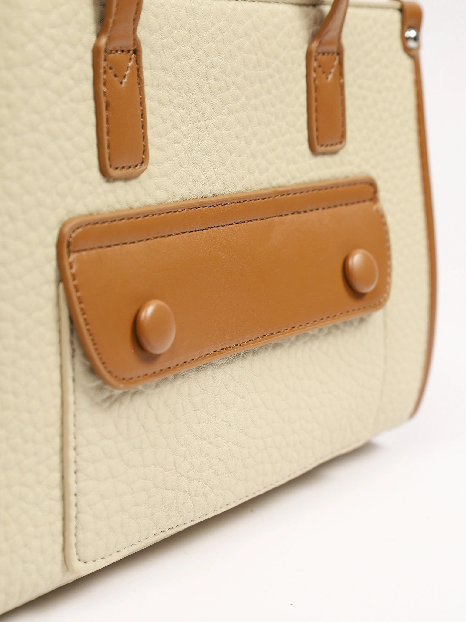 Сумка-тоут с декоративным брелком в ассортименте